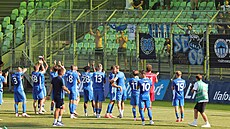 Libere�tí fotbalisté d�kují fanou�k�m.