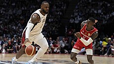 Americká hvzda LeBron James (vlevo) proti nmecké star Dennisi Schröderovi.