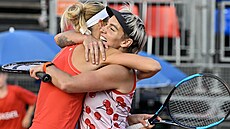 Jako za starých �as�. Ameri�anka Bethanie Matteková - Sandsová (vlevo) a �eská...