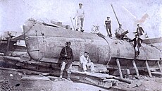 Rakoutí námoníci pózují okolo koistní ruské miniponorky No.3.