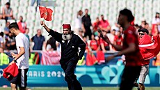 Fanou�ci Maroka se �enou na trávník v záv�ru olympijského utkání s Argentinou.