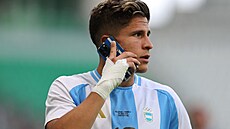 Argentinec Giuliano Simeone si krátí ekání na restart zápasu telefonním...