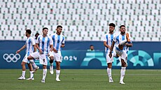Argentin�tí fotbalisté se rozcvi�ují p�ed op�tovným zahájením zápasu.
