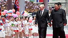 Ruský prezident Vladimir Putin v doprovodu severokorejského vdce Kim ong-una...