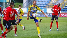 Zlínský úto�ník Tomá� Poznar nakopává mí� v zápase s Táborskem.