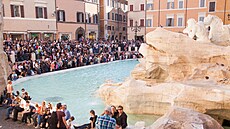 Davy turist, kteí navtvují Fontánu di Trevi, jednu z hlavních památek íma.