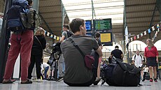 Cestující ekají na vlakovém nádraí Gare du Nord v Paíi. (26. ervence 2024)