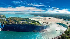 Letecký pohled na Niagarské vodopády na hranici mezi USA a Kanadou. Uprosted...