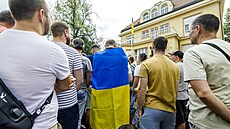 Ped ukrajinskou ambasádou v Praze se selo nkolik desítek Ukrajinc, aby...