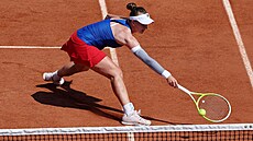 Tenistka Barbora Krejčíková odehrává míček ve druhém kole olympijské dvouhry.