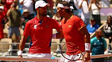 Novak Djokovič s Rafaelem Nadalem pózují před vzájemným zápasem.