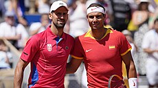 Novak Djokovič s Rafaelem Nadalem pózují před vzájemným zápasem.