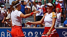 České tenistky Karolína Muchová a Linda Nosková slaví postup do dalšího kola...