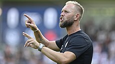 Trenér Slovácka Roman West udluje pokyny hrám v duelu se Slavií.