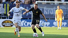 Filip Vecheta ze Slovácka (vlevo) se sna�í odebrat mí� Petru �ev�íkovi ze...