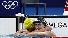 Australská plavkyn Ariarne Titmusová (vlevo) zvítzila v závod na 400 metr...