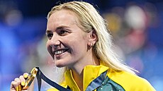 Australská plavkyn Ariarne Titmusová pózuje se zlatou medailí za závod 400...