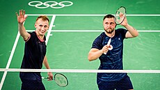 etí badmintonisté Ondej Král a Adam Mendrek bhem utkání s Jihokorejci.