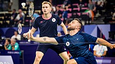 etí badmintonisté Ondej Král a Adam Mendrek bhem utkání s Jihokorejci.