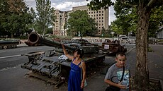 �ena si v Mikolajivu prohlí�í ruský trofejní tank uko�ist�ný ukrajinskou...