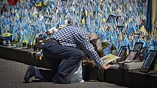 Mu� kle�í p�ed památníkem padlých ukrajinských voják� na nám�stí Nezávislosti v...