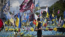 Kolemjdoucí se dívá na památník padlých ukrajinských voják� na nám�stí...