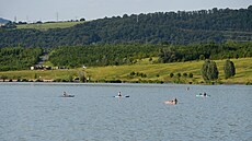Jezero Milada. Vodní plocha, která vznikla zatopením bývalého hn�douhelného...