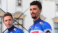 Julian Alaphilippe (vpravo) bhem veejného pedstavování tým ped 16....