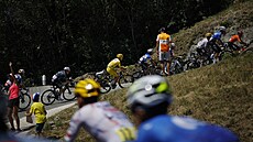 Lídr závodu Tadej Pogaar (UAE) se vrhá do stoupání ve dvacáté etap Tour de...