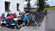 Polovina jízdních kol p�ed touto restaurací je na baterii.