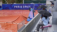 Tenisté m�li rozehrát své turnaje úderem 12. hodiny, hustý dé�� si v�ak vy�ádal...