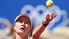 Barbora Krejčíková v zápase se Sarou Sorribesovou.