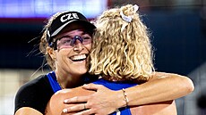 Do akce jdou plá�ové volejbalistky Barbora Hermannová s Marií-Sárou �tochlovou....