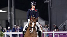 Charlotte Dujardinová v souti drezury na olympiád v Tokiu.