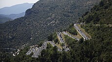 Peloton Tour roztrouený v serpentinách Col de Braus ve dvacáté etap.
