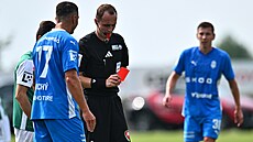 Boleslavský obránce Marek Suchý trefil do hlavy jabloneckého Tomáe Schánlce,...