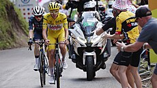 Tadej Pogaar a Jonas Vingegaard stoupají do cíle 20. etapy Tour.