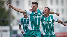 Autor gólu Bohemians Vojtch Smr (vlevo) se raduje z gólu s Matjem Hybem.