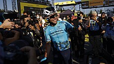 Dojatý Mark Cavendish zdraví fanouky v cíli dvacáté etapy Tour de France.