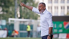 Trenér Baníku Pavel Hapal pedává pokyny svým hrám v zápase proti Bohemians.