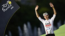 Tadej Poga�ar zdraví diváky jako vít�z 21. etapy Tour de France.