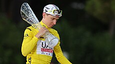 DAL�Í DO SBÍRKY. Tadej Poga�ar získal trofej pro dr�itele �lutého dresu...