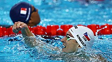 eský plavec Miroslav Knedla slaví postup z rozplavby na 100 metr znak.