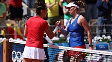 Barbora Krejčíková si podává ruku se Španělkou Sarou Sorribesovou.