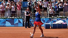Barbora Krejčíková si užívá ovace z tribun po výhře nad Španělkou Sorribesovou.