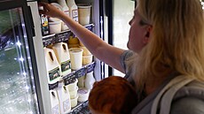 Z bioprodukt� je mezi zákazníky v USA nepasterované mléko stále oblíben�j�í....