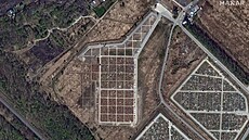 Satelitní snímek spolenosti Maxar Technologies ukazuje roziování hbitova...