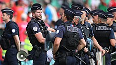 Policisté dohlíejí na fotbalové utkání olympijského turnaje mezi Argentinou a...