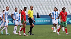 védský rozhodí Glenn Nyberg bhem olympijského utkání Argentiny s Marokem.