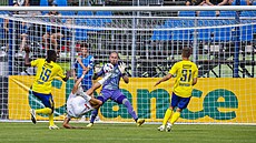 Branká� Zlína Stanislav Dostál (ve fialovém dresu) likviduje �anci Lí�n�.